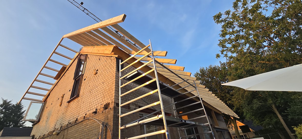 Nieuwe houten dakconstructie en steiger bij de renovatie aan de Selterskampweg in Apeldoorn