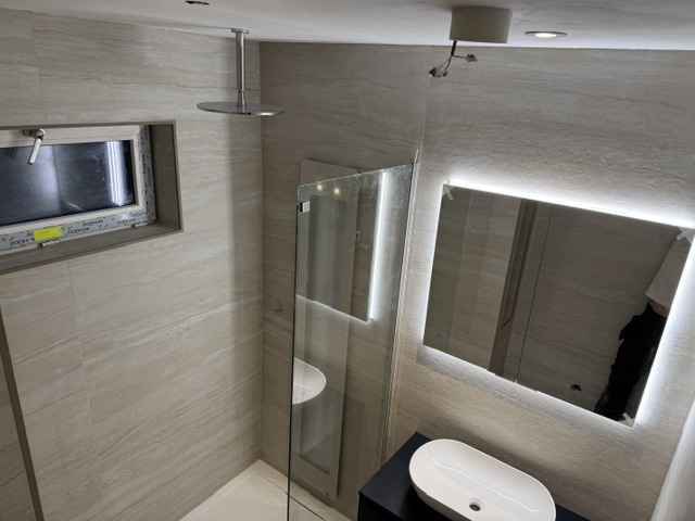 Nieuw leidingwerk en tegelwerk in een verbouwde badkamer in Apeldoorn