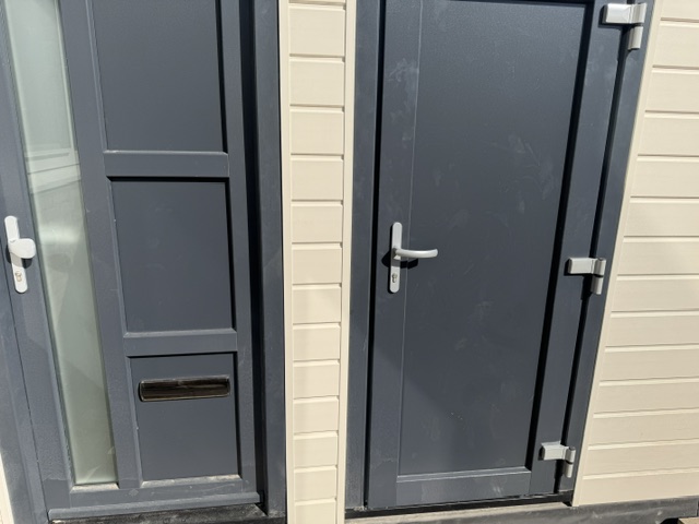 Nieuwe uitbouw in Apeldoorn met Keralit gevelbekleding en antraciet kozijnen en deuren