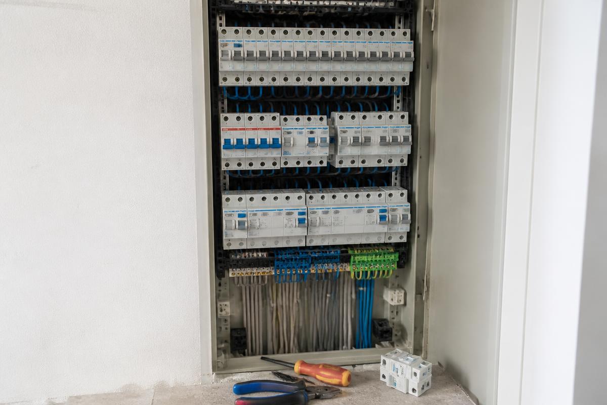 Elektricien werkt aan nieuwe bekabeling en groepenkast in een woning in Apeldoorn
