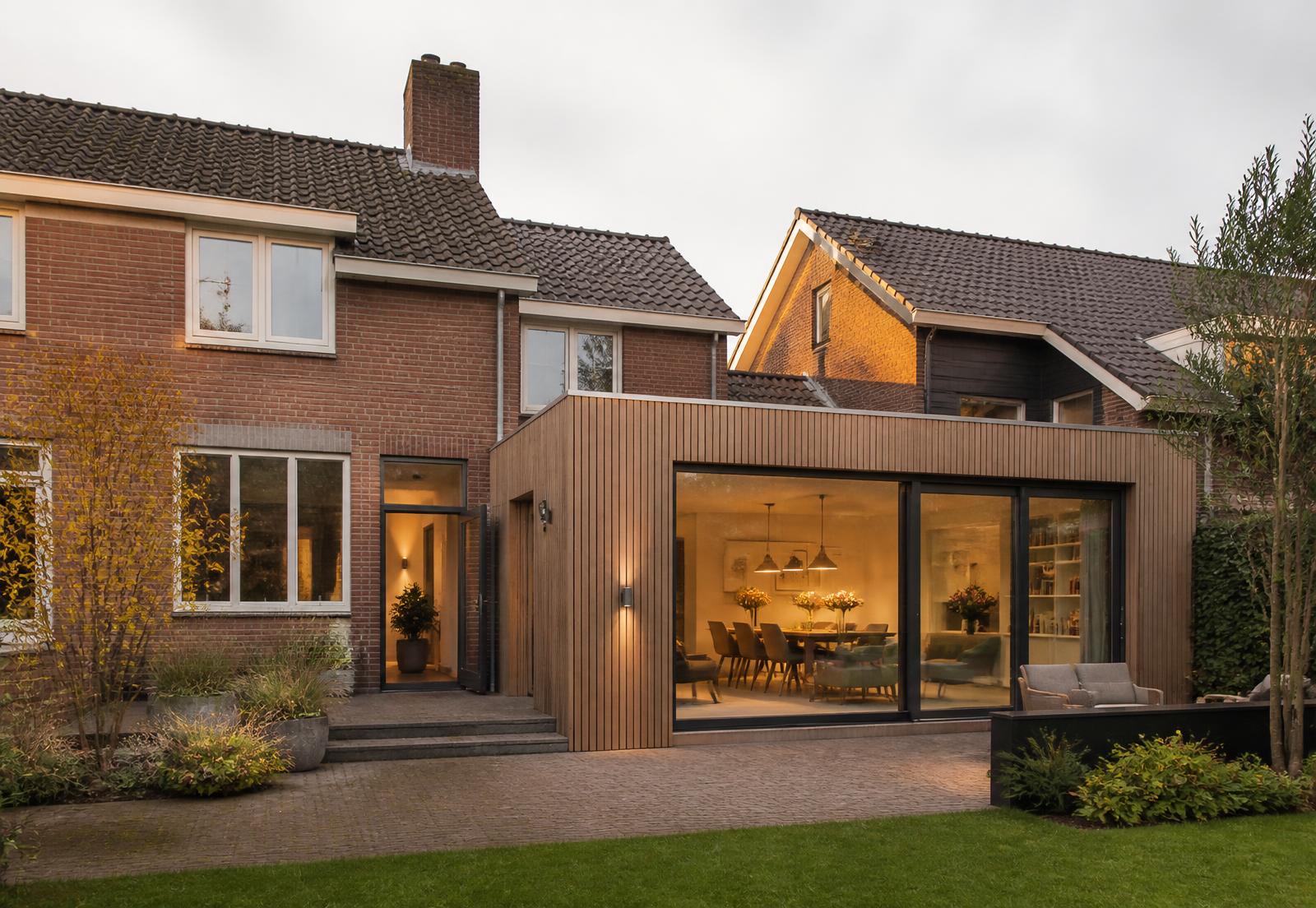 Woning in Apeldoorn met bakstenen gevel en moderne houten uitbouw met glazen pui