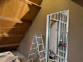 Services-02 Tussenwand